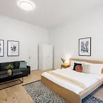 Elegant Spacious Old Town Studio