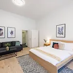 Elegant Spacious Old Town Studio