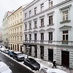 Elegant Spacious Old Town Studio